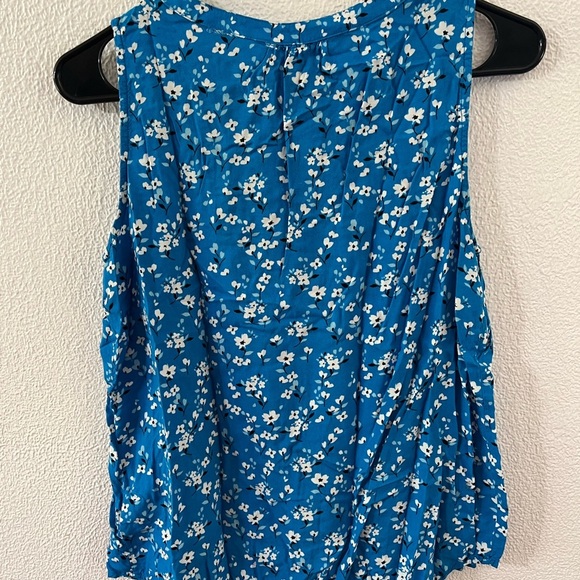 Croft & Barrow Blue Floral Sleeveless V-Neck Tank Top - Picture 3 of 3